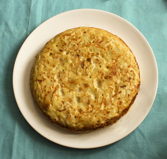 Consultas de la semana | ¿Es «tortilla de patata» o «tortilla de patatas»?

Las dos opciones son válidas. En plural se hace referencia a varios ejemplares del ingrediente; en singular «patata» se utiliza como nombre incontable de sustancia.

¿Cómo lo dicen ustedes?
