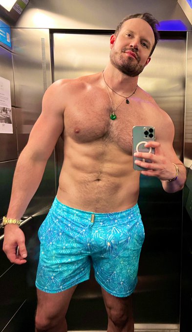 4 pic. If like my monster cock destroyer a greedy hole .

Enjoy all vídeo in my onlyfans 
https://t.co/Zl0tzklyv4