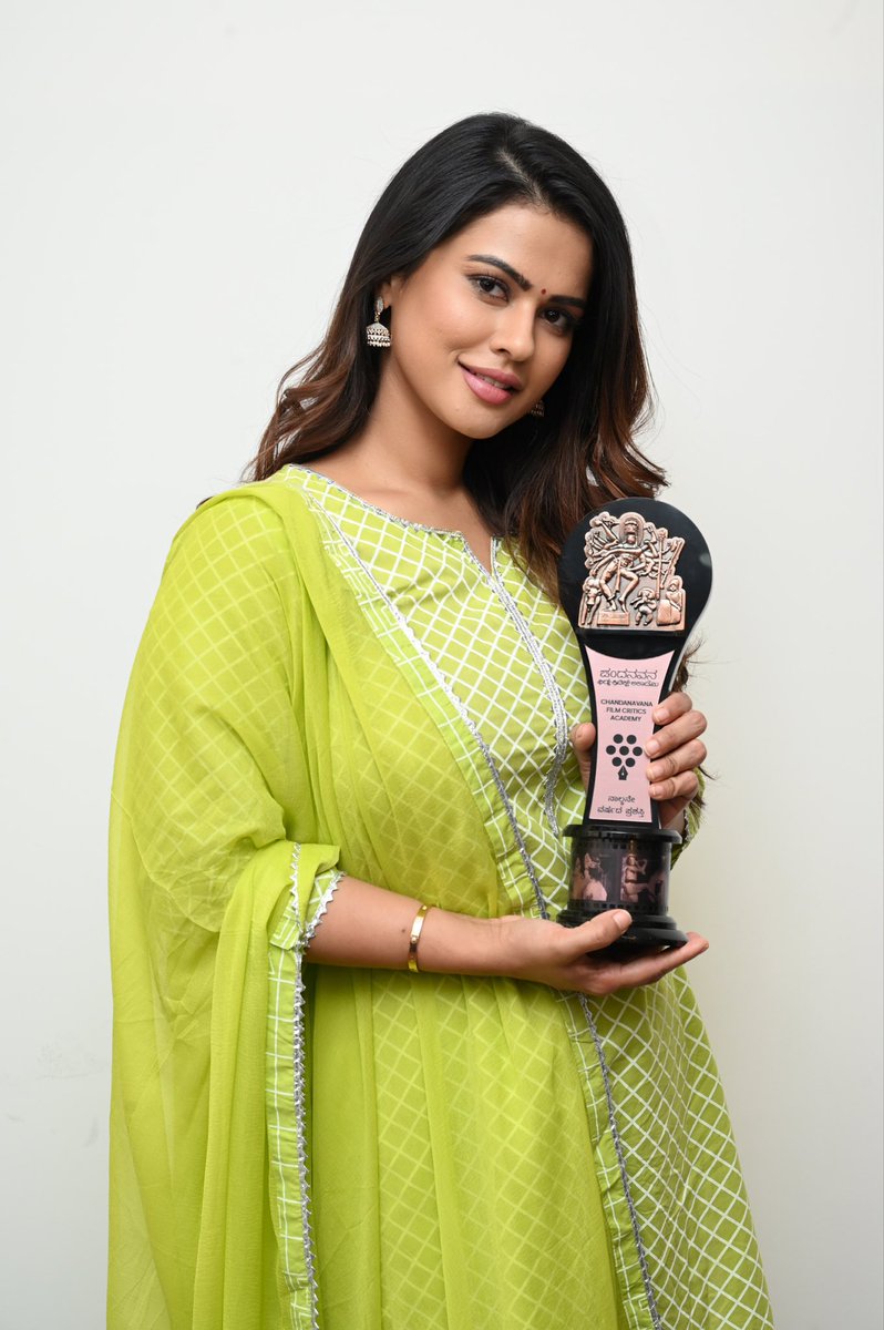 Thank u @AcademyCFC For choosing me as the best actress 2022 .@divyaspandana felt amazing getting the award from u. To @yogarajofficial for believing in me and the entire gaalipata team .To my family,friends and my lovely fans who have supported me and given me nothing but love