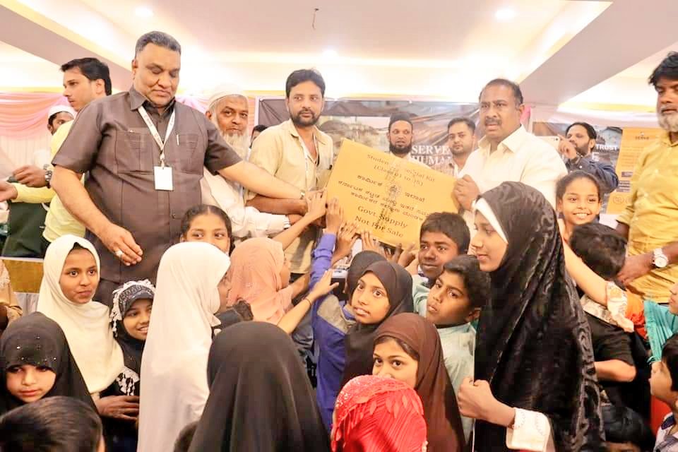 WorkersBoard's tweet photo. ಬೆಂಗಳೂರಿನ ಬೊಮ್ಮನಹಳ್ಳಿಯಲ್ಲಿ ಮಂಡಳಿಯ ವತಿಯಿಂದ ನೋಂದಾಯಿತ ಕಟ್ಟಡ ಕಾರ್ಮಿಕರಿಗೆ ವಿವಿಧ ಕಿಟ್ ಹಾಗೂ ಕಾರ್ಮಿಕರ ಮಕ್ಕಳಿಗೆ ಶಾಲಾ ಕಿಟ್ ಗಳನ್ನು ಮಾನ್ಯ ಶಾಸಕರಾದ ಶ್ರೀ @msrbommanahalli ಅವರು ವಿತರಿಸಿದರು.
ಈ ಸಂದರ್ಭದಲ್ಲಿ ಕಾರ್ಮಿಕ ಇಲಾಖೆಯ ಅಧಿಕಾರಿಗಳು ಉಪಸ್ಥಿತರಿದ್ದರು.
#KBOCWWB #ಶ್ರಮಮೇವ_ಜಯತೇ #KitDistribution https://t.co/Q9rXsVxcvA