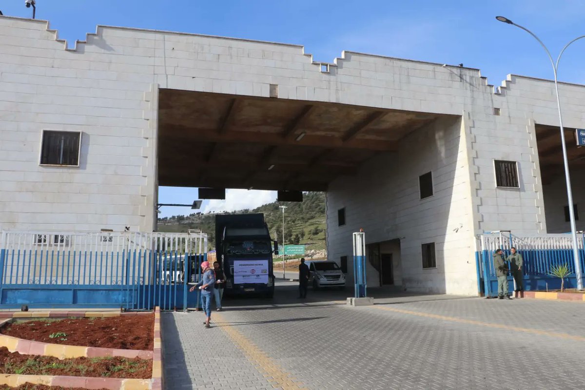 AsociacionAAPS's tweet photo. ☀️ ¡Ya hemos llegado a Siria! ☀️

Nuestros camiones llenos de vuestra solidaridad por fin han pasado la frontera y se encuentran de camino a Siria. 🚛

No tenemos palabras para agradecer todo el esfuerzo y sacrificio de todos y cada uno de los que habéis colaborado. 🫶

🧵 https://t.co/wLRbxALwzU