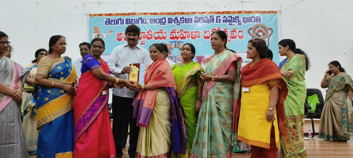 dr_shailaja_p's tweet photo. ఆంధ్ర విశ్వకళాపరిషత్, తెలుగు విభాగం మరియు సమైక్య భారతి సంయుక్తంగా “అంతర్జాతీయ మహిళా దినోత్సవం " వేడుకలు.
#womensday2023 #falicitation💐💐 #andhrauniversity https://t.co/X3hgFbmLDG