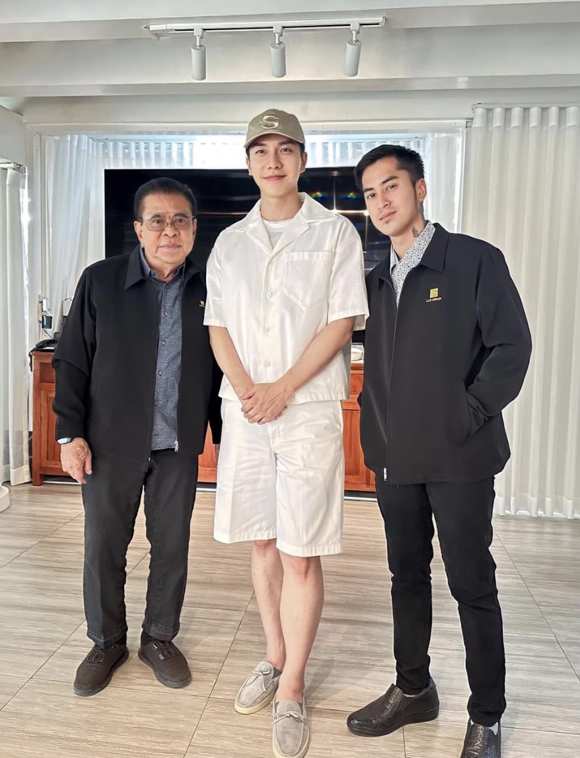 Finally sighting of Seunggi and legs!!!Seunggi in Ilocos , Philippines with Mr Chavit Singson? No wonder he is MIA in Dubai 😀

He looks so fresh and handsome in that green cap white shirt and shorts