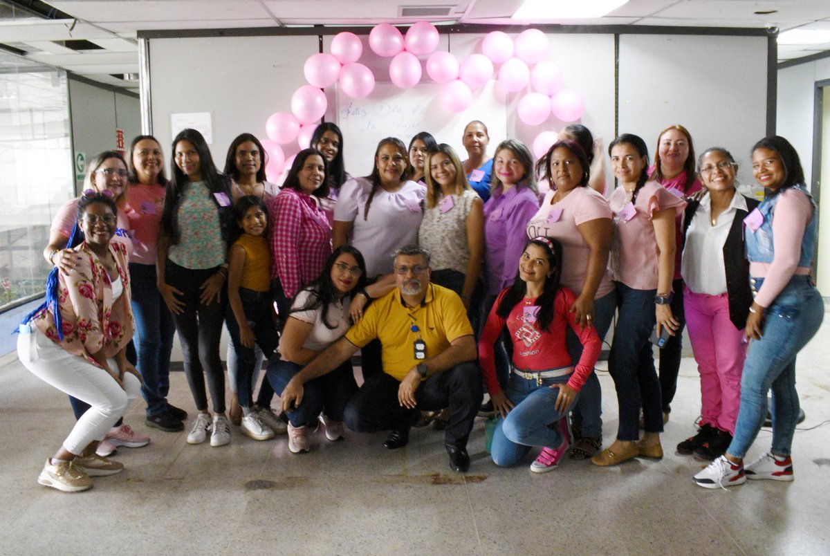 cvg_naviorca's tweet photo. #9Mar #EnFotos 📷 || 🌸 Con alegría conmemoramos el Día Internacional de la Mujer; un tiempo de actividades especiales para las trabajadoras esforzadas y valientes que hacen posible los servicios marítimos y fluviales 👩🏻‍💻⚓🚢👷🏽‍♀️ 
@CVG_Oficial @capjosehdez0

#ChávezSiempreChávez https://t.co/kYCdsdv372
