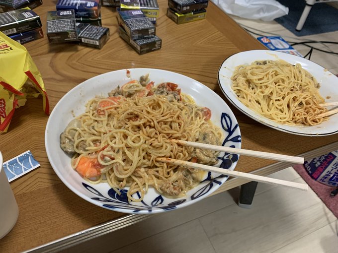 今日の中野ご飯〜バミューダトライアングル【生牡蠣のパスタ】〜ゲストは王蟲①何故か麺を茹でず具と合えただけで出してきたので