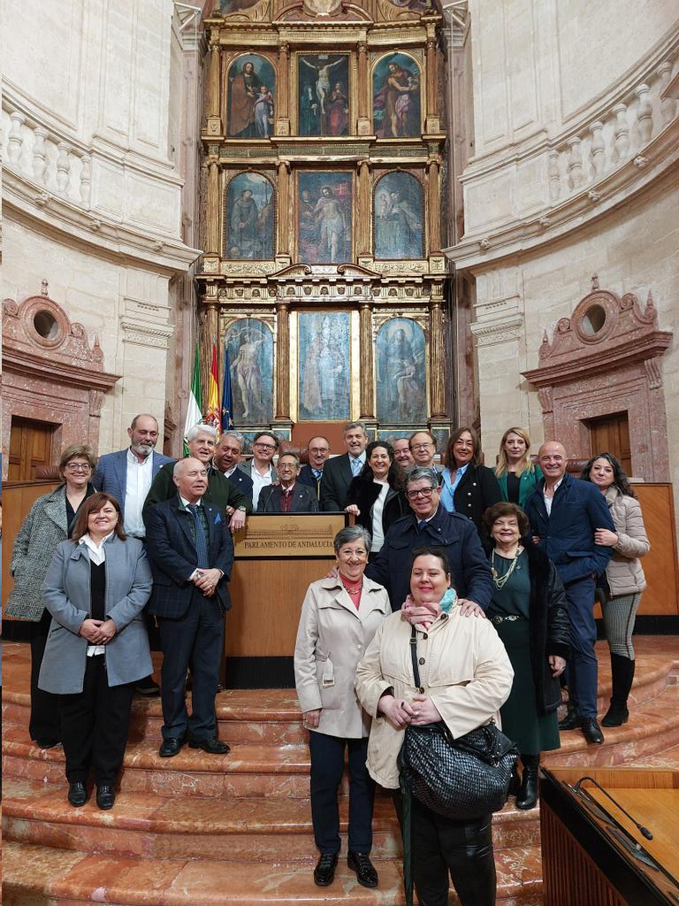 rabodetoro2016's tweet photo. Con nuestro presidente @ricardorojas555, algunos Cofrades hemos visitado el Parlamento de Andalucía, invitados por el presidente  @jesusraguirre, seguido de un recorrido guiado por el Parlamento, terminando en el salón de plenos.
Una visita muy interesante, que agradecemos mucho. https://t.co/00nmcDKg5f