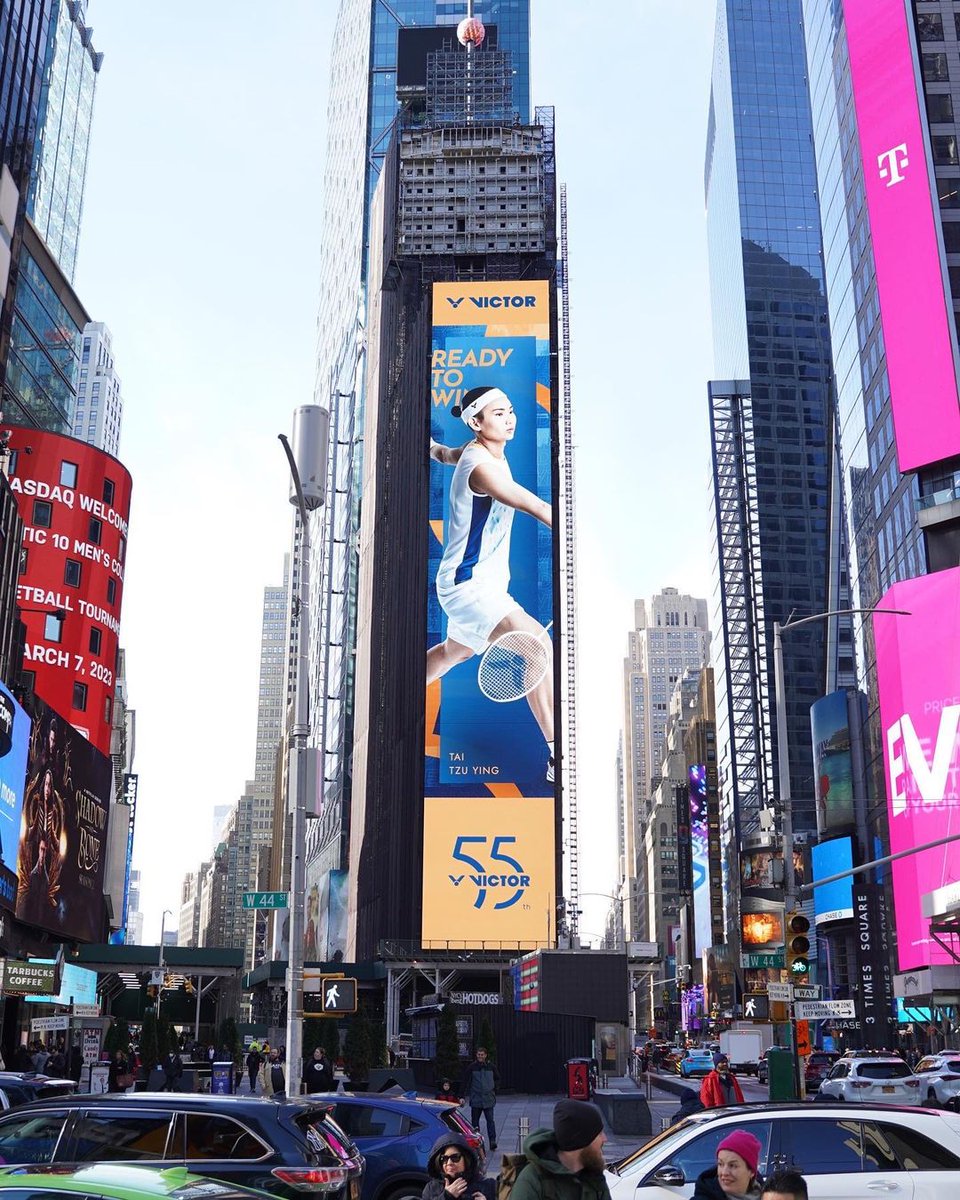 【體壇快訊】https://t.co/qZDnslNCki 🏸 台灣「羽球一姊」 再次登上國際版面，她的球拍贊助商在 開打前，為了慶祝品牌成立的55週年，特別在紐約時代廣場 的巨幅廣告牆登上戴資穎的照片！