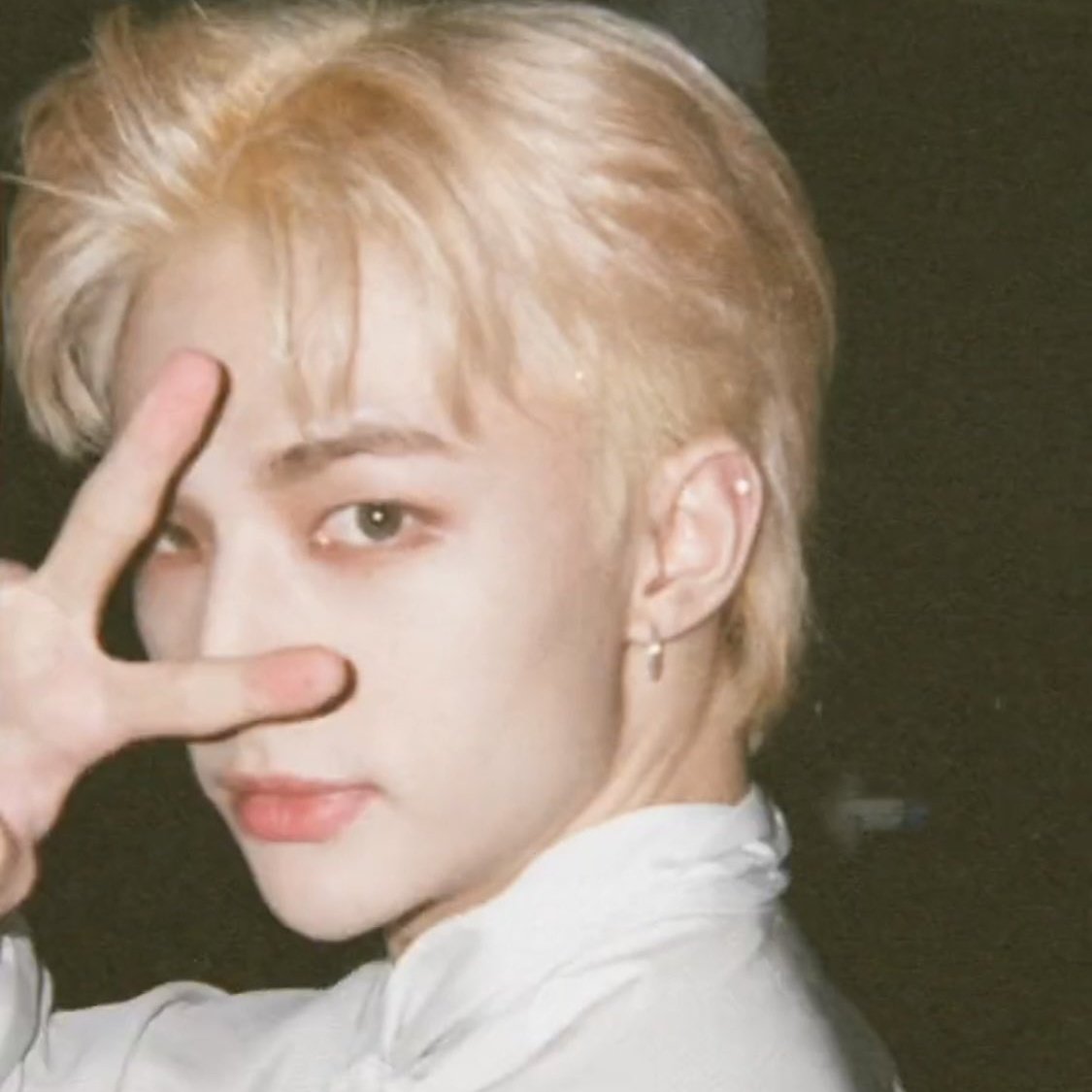 hyunjinpost's tweet photo. ✌🏼 https://t.co/dSecF0sZGq