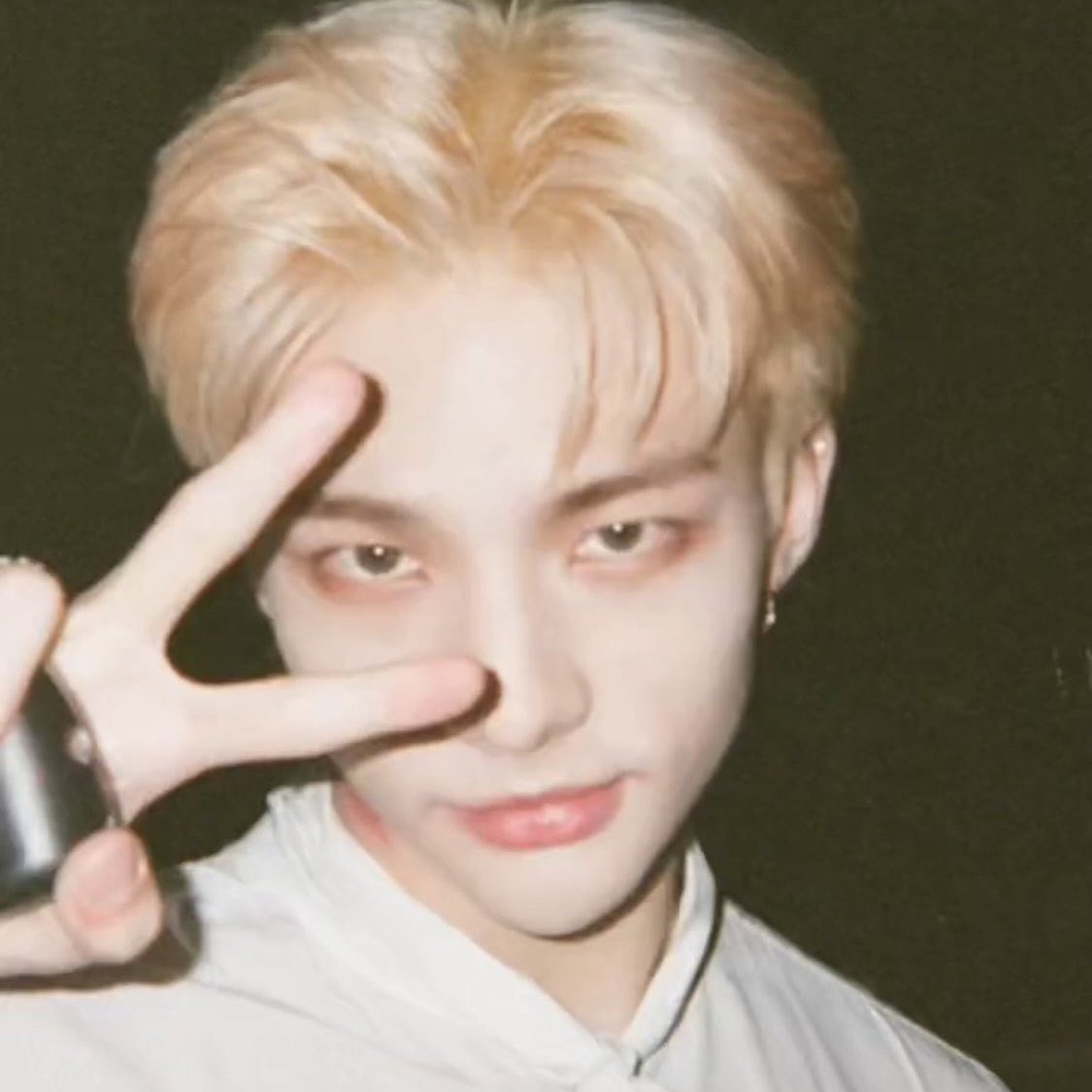 hyunjinpost's tweet photo. ✌🏼 https://t.co/dSecF0sZGq