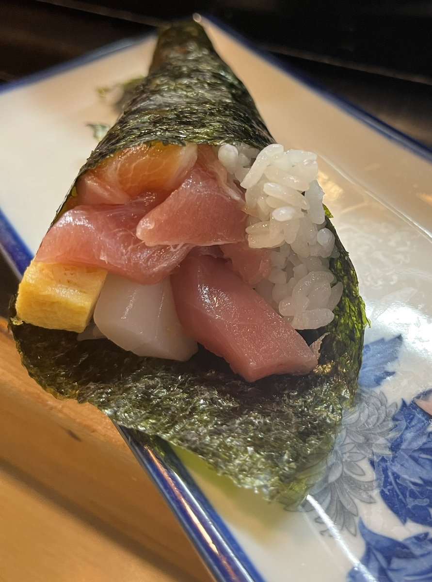 量販生協部の鎌田です👩‍🦲 個性的なネーミングのお寿司が有名な さんで一杯🍺🍺 をいただきました🍣🍣 にぎりに使えないネタの端の部分＝おちこぼれだそうです😄😄