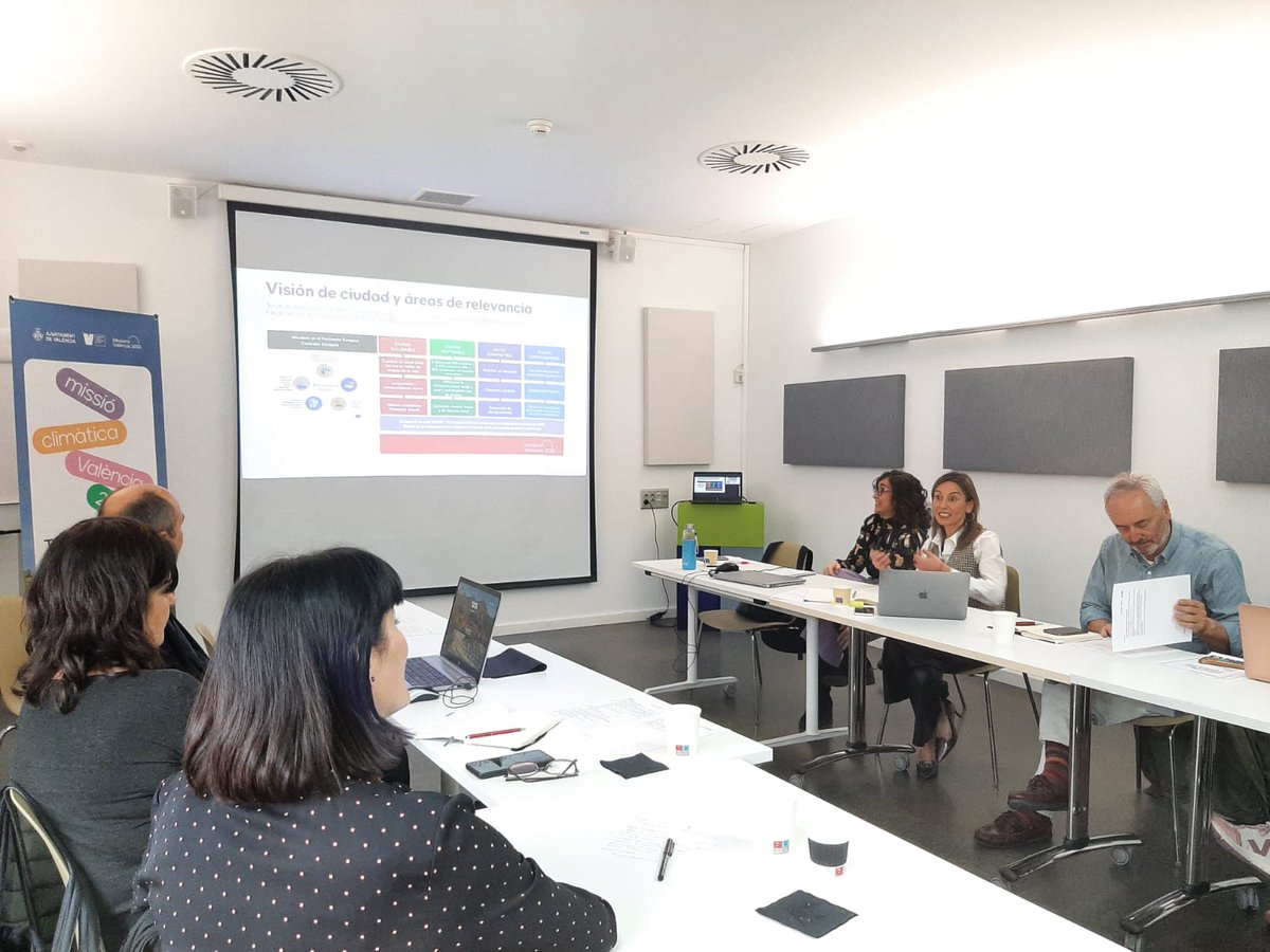 vlcilab's tweet photo. VISITES 👥 Hui compartim amb @AjBadalona el model d'#innovació orientada a Missions que fem en #LasNaves. Parlem de projectes europeus i locals, #CPI, #CapitalitatVerda i #MissióClimàtica.

#MissionsValència #ValènciaVerda #EUGreenCapital https://t.co/53qIKStGmf