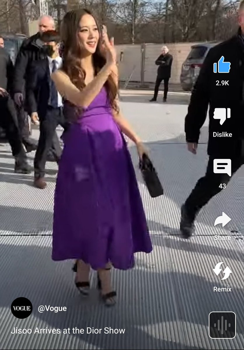 Vogue Magazine (@voguemagazine) posted a YouTube Shorts of #JISOOxDiorAW23 on their official channel yesterday💜

'Jisoo Arrives at the @Dior Show'

youtube.com/shorts/ILfDim_… 
 
#블랙핑크 #지수 @BLACKPINK #JISOO