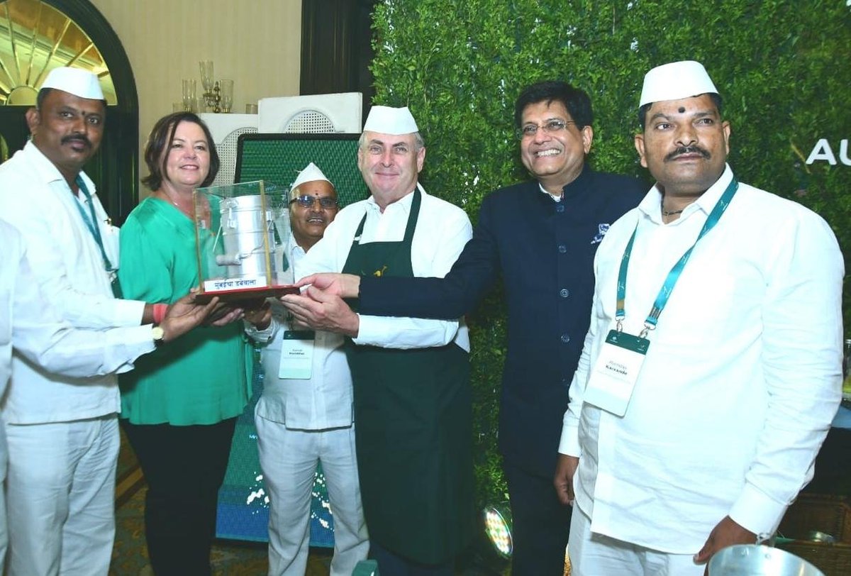 मुंबईचा डबेवाला

मुंबई के रंग में…🇮🇳🇦🇺
