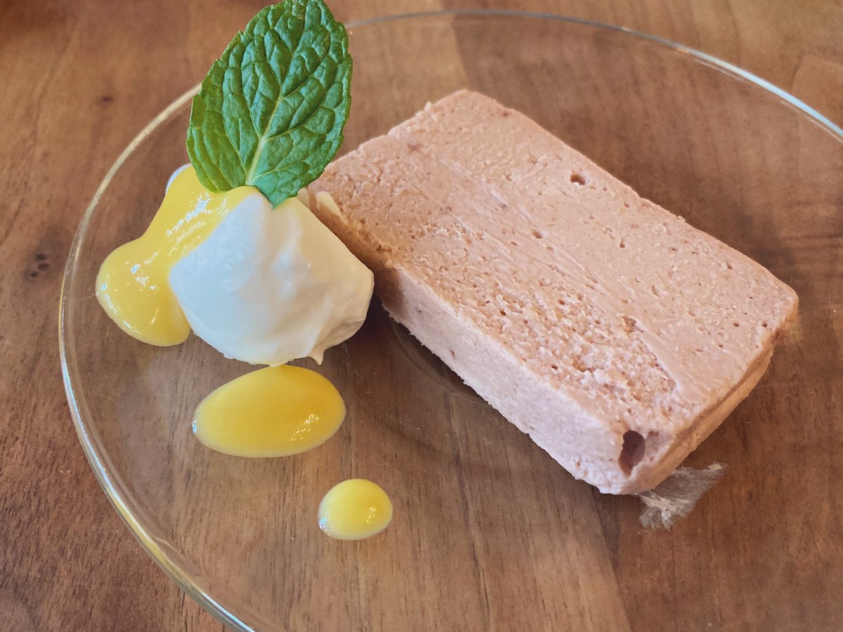 お昼は商用で新宿だったので、cafe WALLでランチ。デミソースのオムライスと、ランチデザートのチョコムース 