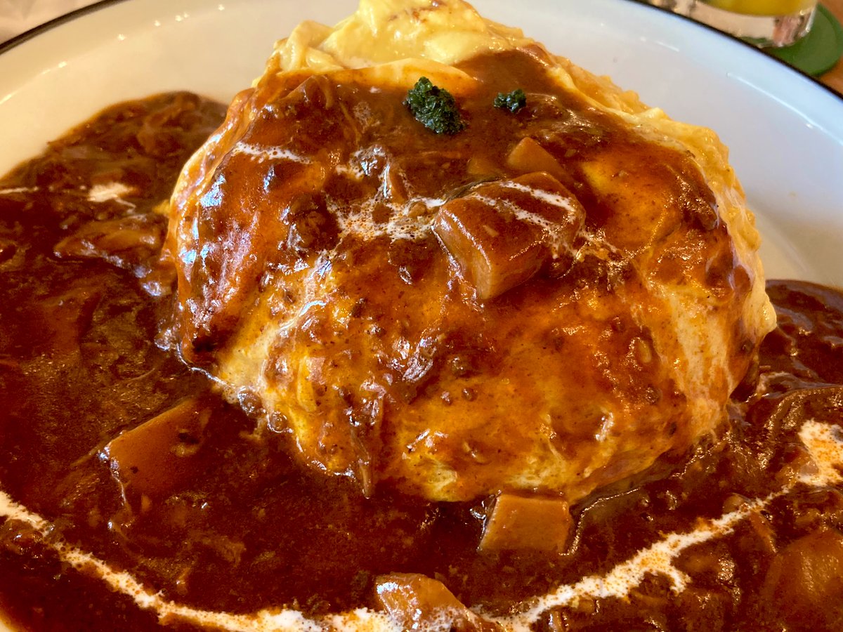 お昼は商用で新宿だったので、cafe WALLでランチ。デミソースのオムライスと、ランチデザートのチョコムース 