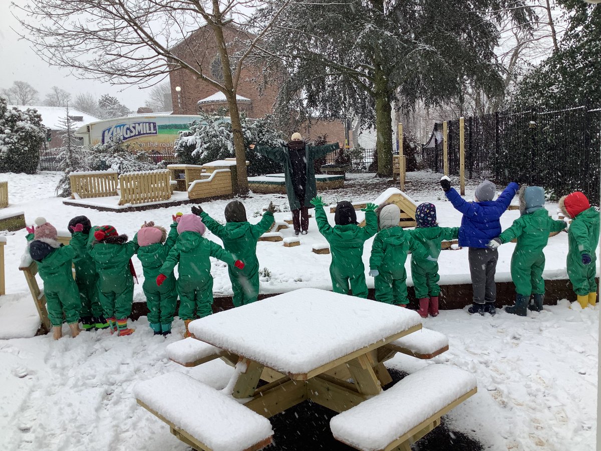 Reception made the most of the snow this morning!  We wrapped up warm, booted up and went out to explore!