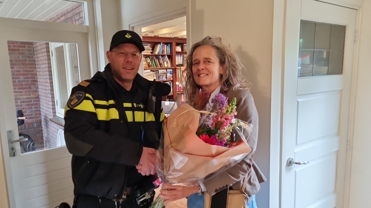 In de nacht van 8 maart besloot iemand op inbrekerspad te gaan in Santpoort. Een alerte buurtbewoner hoorde glasgerinkel. Zij twijfelde niet en belde direct 112. Dankzij haar oplettendheid werd de inbreker op heterdaad aangehouden! Als dank heb ik haar een mooi boeket overhandigd