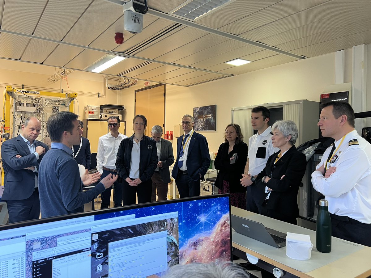 ESA_fr's tweet photo. Passionnante visite du Centre spatial toulousain du @CNES ce matin pour Claudie Haigneré, @Soph_astro et @Arno_astro. 

Au programme : rencontre avec des équipes passionnées, la Station spatiale internationale, l’observation de la Terre avec #SWOT, la #Lune, #Mars, et #Phobos. https://t.co/8TLrmCGECd