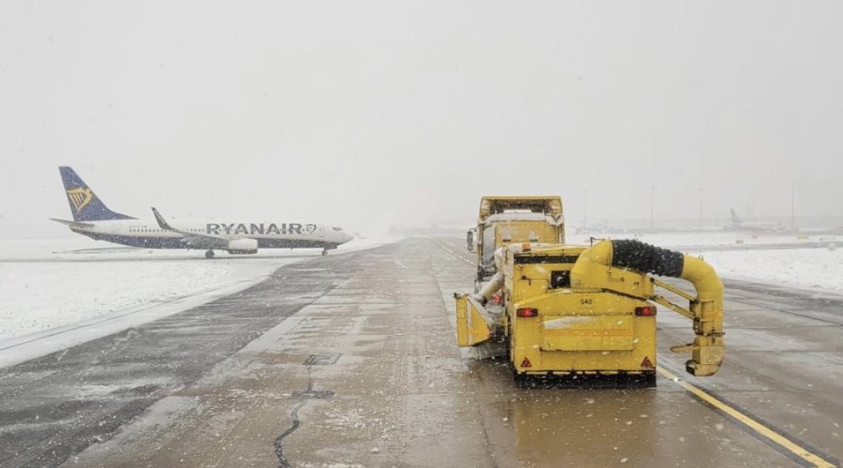 #BHX remains open and operational ✈️  

Our Snow Clearance Team remain on the airfield  to clear the runway as and when they are required ❄️ #WorcestershireHour #Worcestershire #ttgtop50 #travelagent #treavelupdate