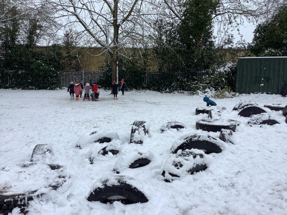 HollyfastSchool's tweet image. We have had a lovely play in the snow this morning! #funinthesnow #snowinmarch but now it’s raining! 🙁☔️