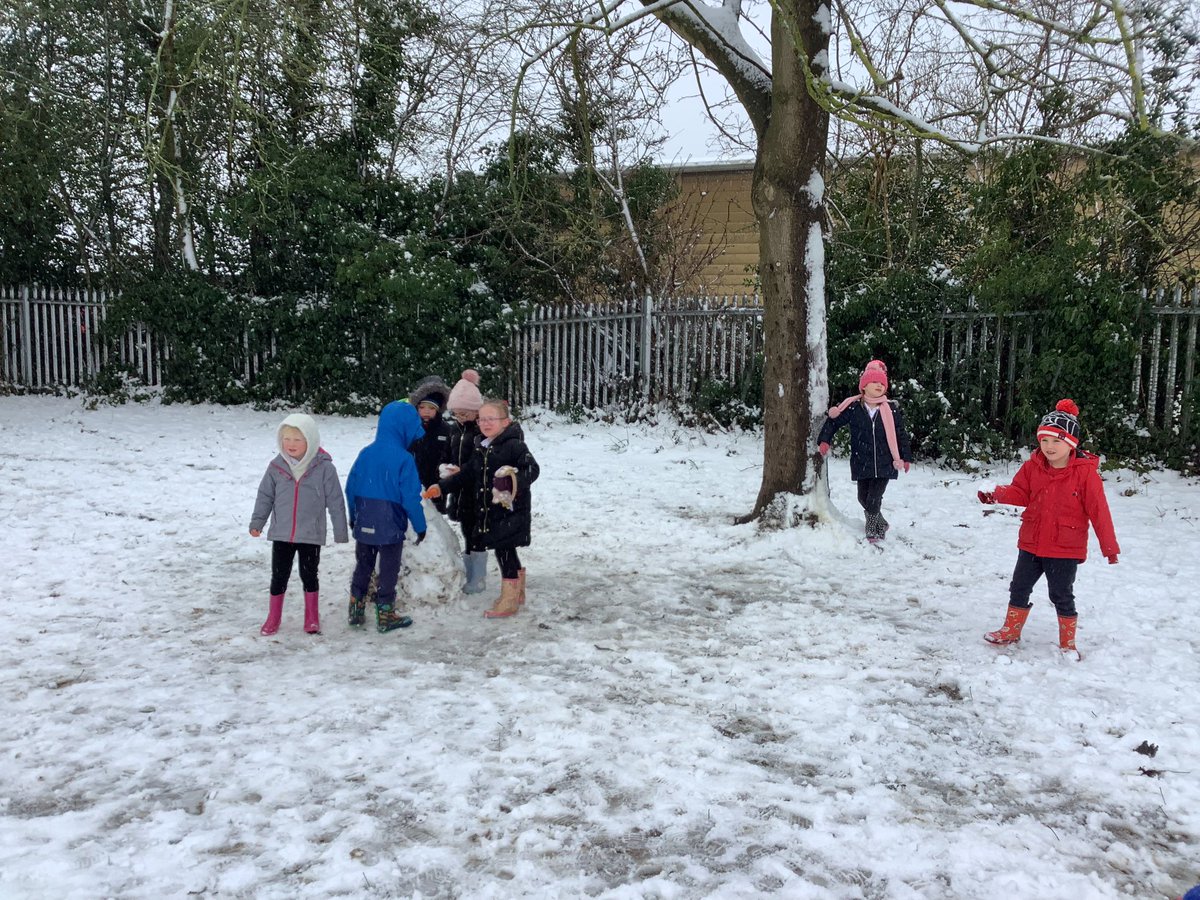 HollyfastSchool's tweet image. We have had a lovely play in the snow this morning! #funinthesnow #snowinmarch but now it’s raining! 🙁☔️