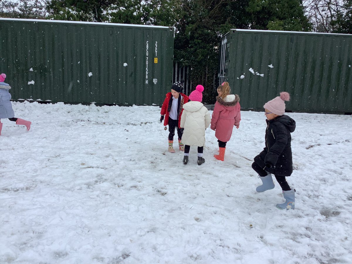 HollyfastSchool's tweet image. We have had a lovely play in the snow this morning! #funinthesnow #snowinmarch but now it’s raining! 🙁☔️