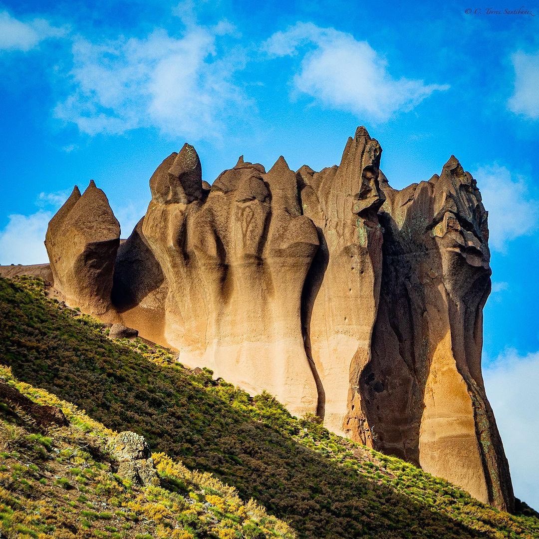 TurismoEnChile's tweet photo. La Muela del Diablo en el Valle de los Cóndores en la Región del Maule, impresionante monumento natural 🙌😊❤️🇨🇱 ¿Lo conocen? 

Foto de @c.torres.santibanez https://t.co/4K6STNrT65