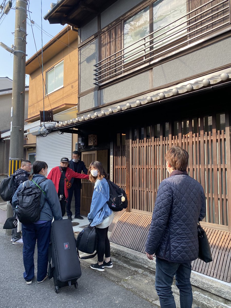 satokondoh's tweet photo. YouTubeサト読ム。スタッフが続々と西陣の髙島織物さんへ。このあととんでもない技の数々を目撃してしまうことをこのとき私たちはまだ知らない。 https://t.co/GdR3CQUDhK