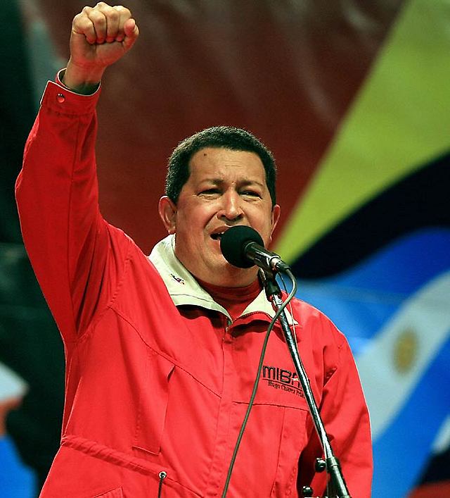 #ChávezSiempreChávez
Hoy seguimos enalteciendo ese amor del Pueblo al eterno líder, al maestro, el amigo; un Pueblo q no lo olvida y q percibe en su pensamiento e incandescente huella una luz constante y cotidiana para las batallas q los venezolanos  deberemos continuar librando.