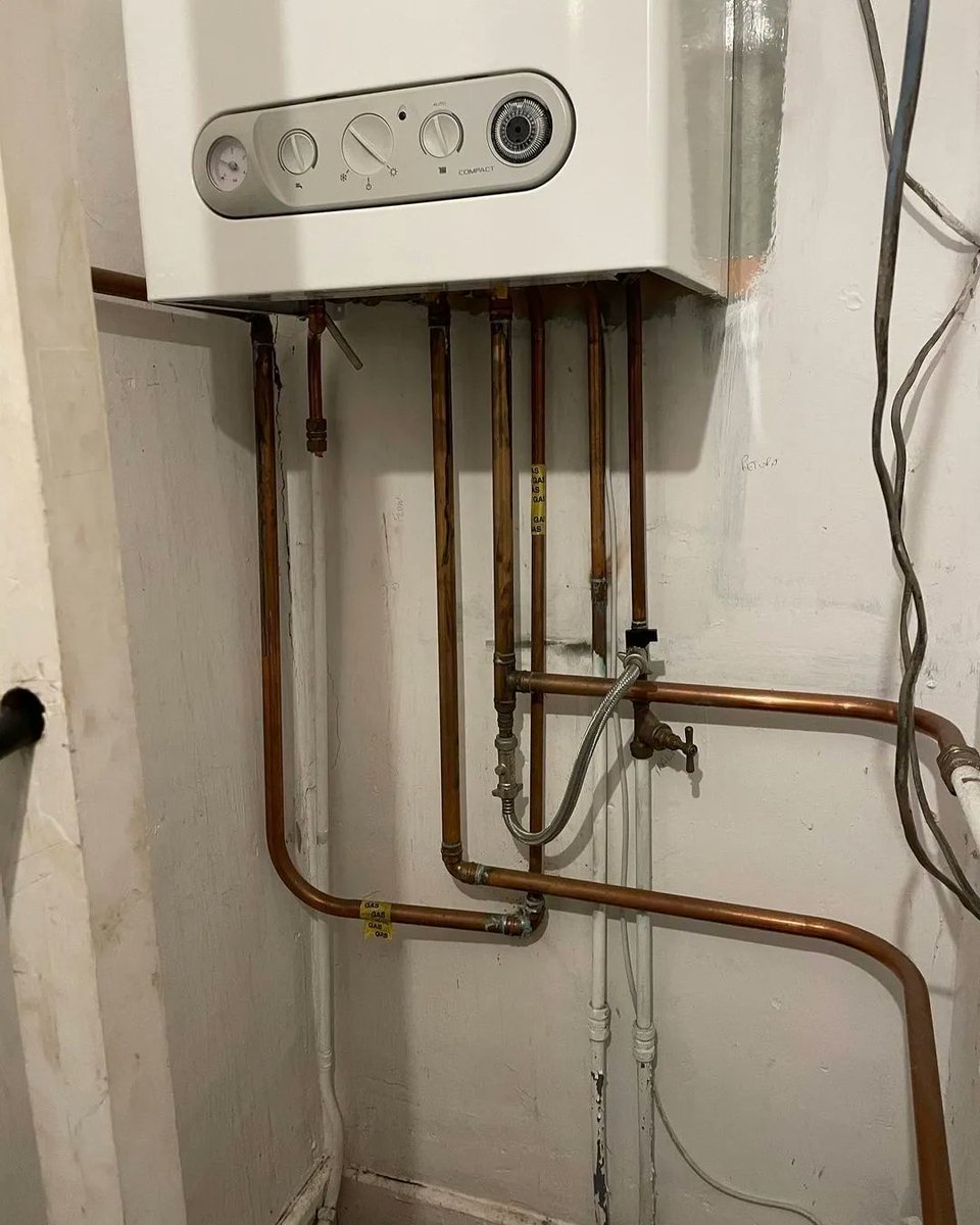 plumbergallery's tweet image. Vaillant EcoTec Plus 832 ✅ 

Credit: @rdmills88

 #CopperPipework #Pipework  #Spirotech #Conex #ConexBanninger #Plumber #PlumbersLife #WorldPlumbers #PlumbersOfInstagram  #Plumbing #Vaillant #Heating #GasEngineer