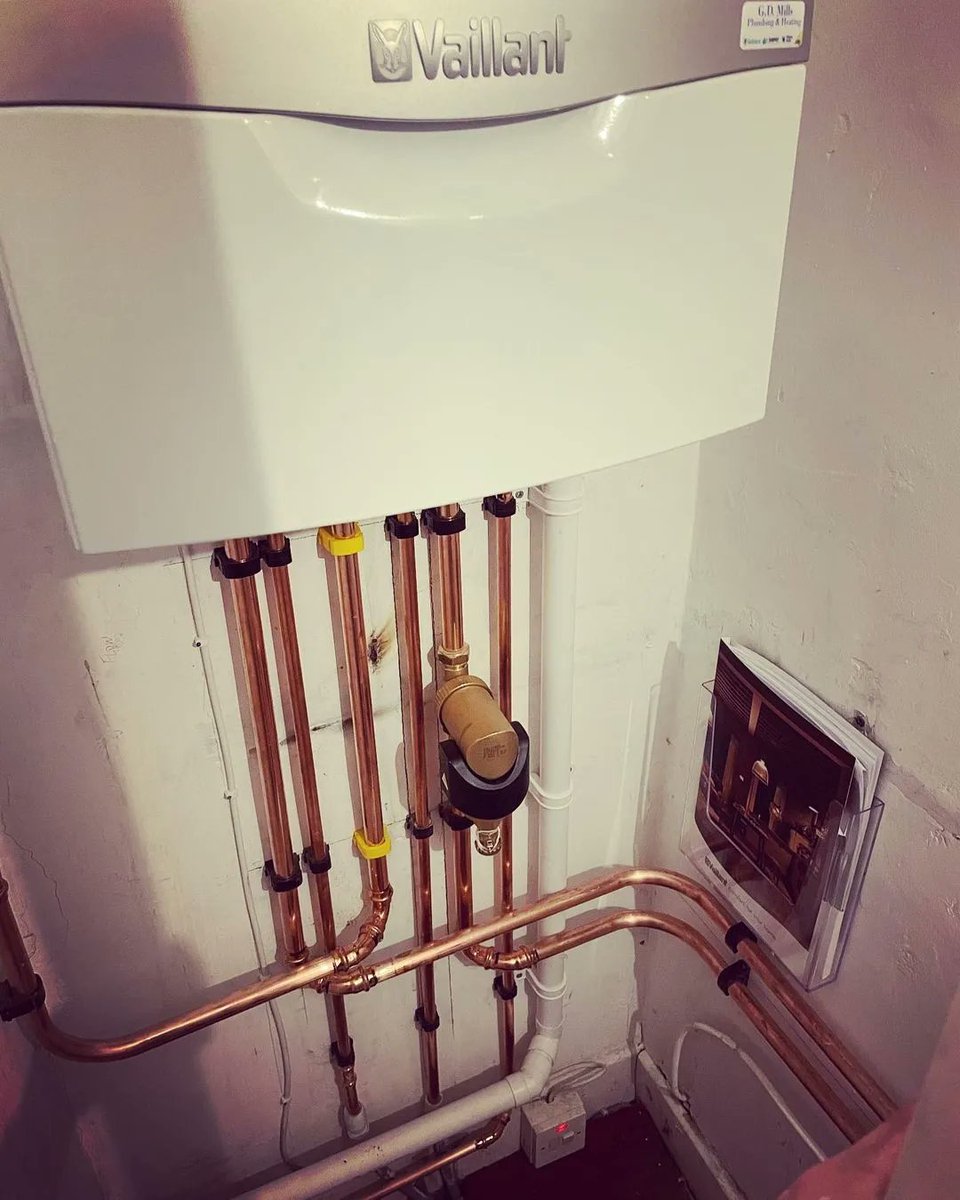 plumbergallery's tweet image. Vaillant EcoTec Plus 832 ✅ 

Credit: @rdmills88

 #CopperPipework #Pipework  #Spirotech #Conex #ConexBanninger #Plumber #PlumbersLife #WorldPlumbers #PlumbersOfInstagram  #Plumbing #Vaillant #Heating #GasEngineer