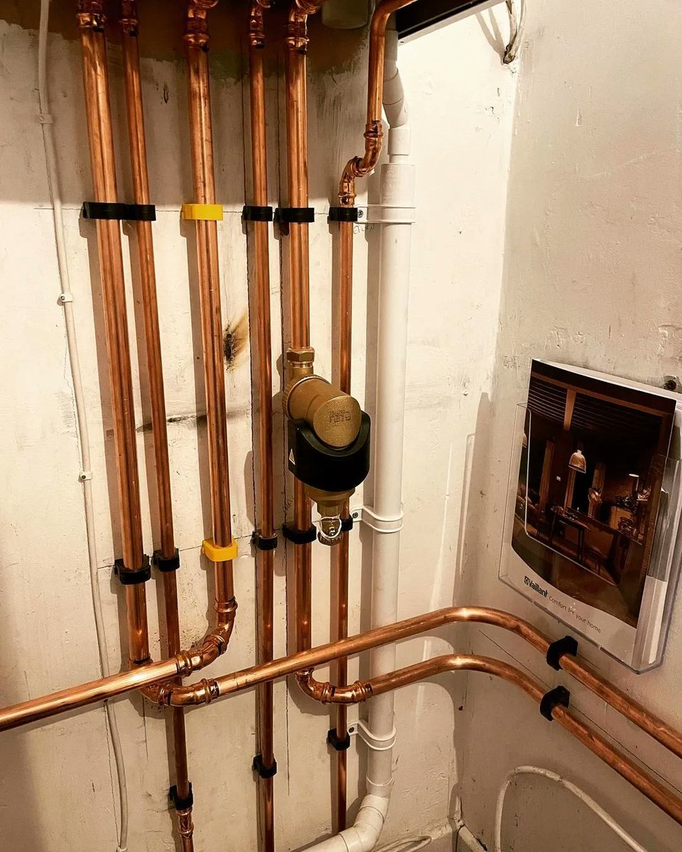 plumbergallery's tweet image. Vaillant EcoTec Plus 832 ✅ 

Credit: @rdmills88

 #CopperPipework #Pipework  #Spirotech #Conex #ConexBanninger #Plumber #PlumbersLife #WorldPlumbers #PlumbersOfInstagram  #Plumbing #Vaillant #Heating #GasEngineer