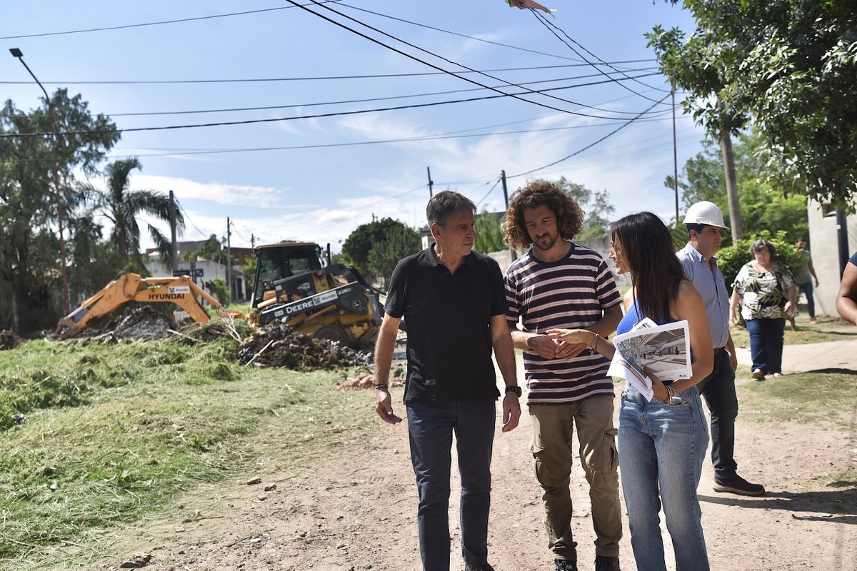 _SantaFeCapital's tweet photo. #Obras | 🚧  El plan integral de barrio Los Hornos ya  tiene un 40% de avance 

🗨 El intendente @emiliojaton recorrió el lugar y afirmó "lo importante es cumplir los sueños y lo estamos haciendo” 

👉 Conocé más acá: https://t.co/ZVMJf652GR https://t.co/mZjuRlMdmK