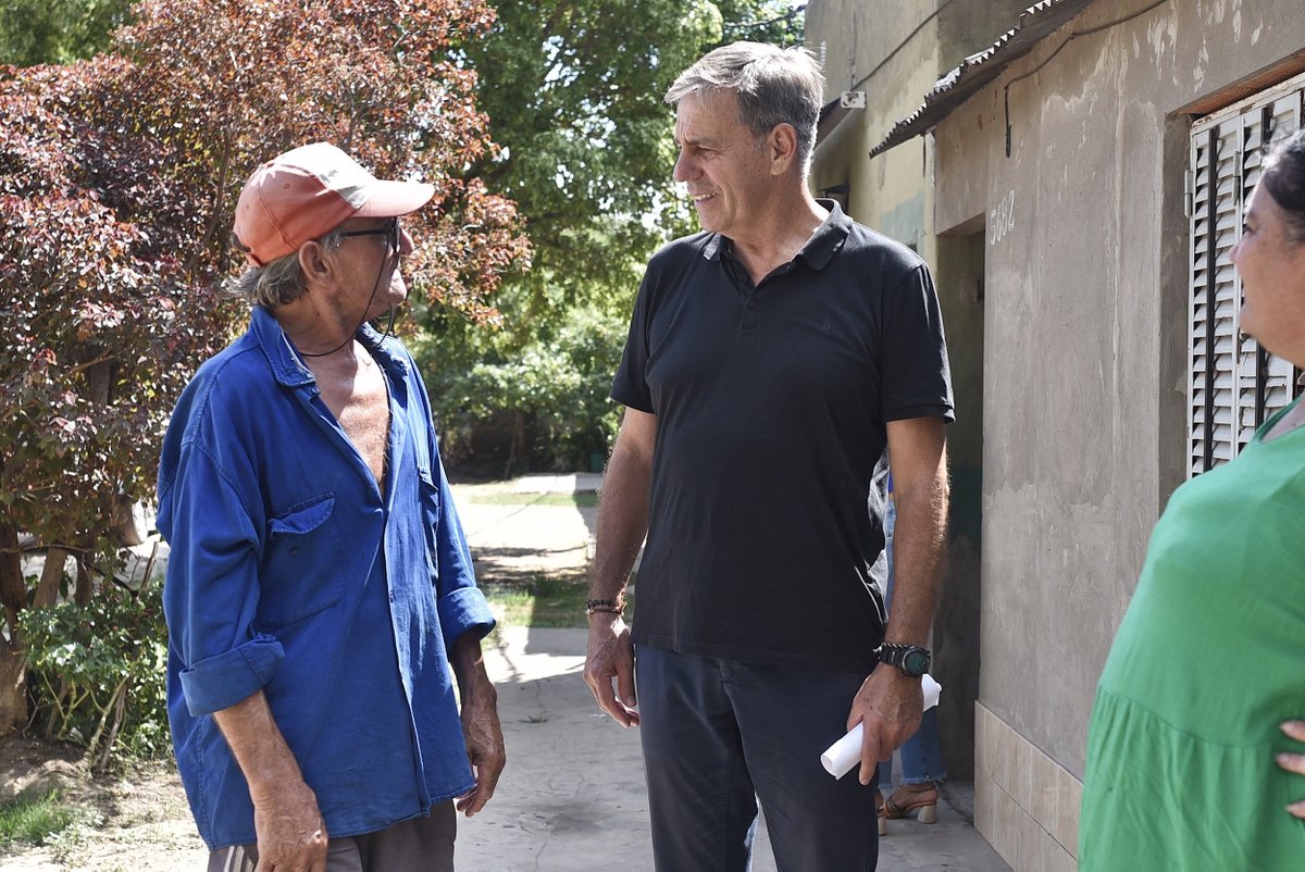 _SantaFeCapital's tweet photo. #Obras | 🚧  El plan integral de barrio Los Hornos ya  tiene un 40% de avance 

🗨 El intendente @emiliojaton recorrió el lugar y afirmó "lo importante es cumplir los sueños y lo estamos haciendo” 

👉 Conocé más acá: https://t.co/ZVMJf652GR https://t.co/mZjuRlMdmK