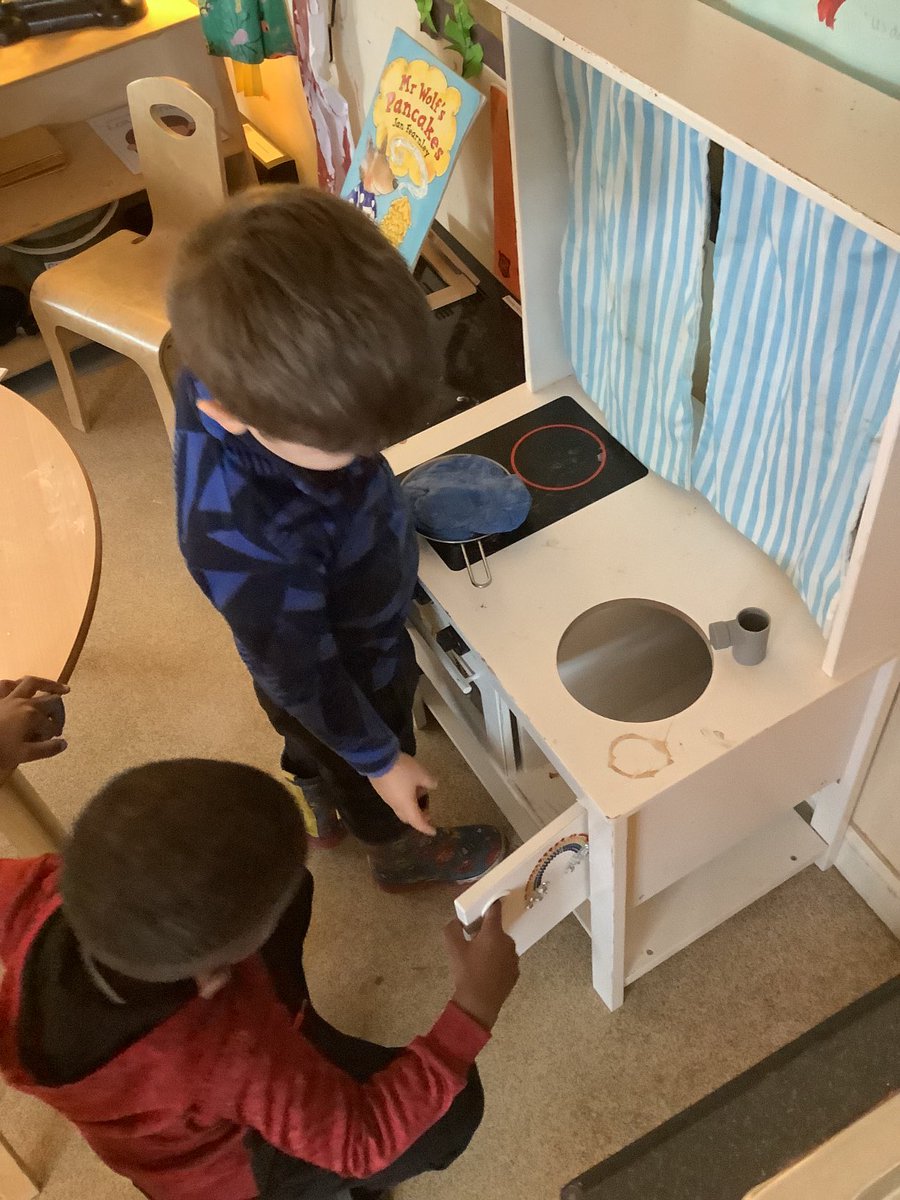 ScotsCornerELC's tweet photo. Scots Corner being #ResponsibleCitizens using recycled resources from ⁦@Play_Base⁩. Transferring real life experience to the play room. 🧑‍🍳 #TeamEYP #EarlyYears https://t.co/D6I9MTUI6s
