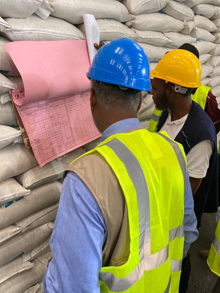 WFP_Cameroon's tweet photo. #Cameroon🇨🇲

@WFP🇨🇲 knows the importance of quality control. In collaboration with @Minader, stocks received &amp; purchased locally are inspected in accordance to Cmr🇨🇲 quality standards.

#ZeroHunger
#SavingLives https://t.co/64u8kW94LY