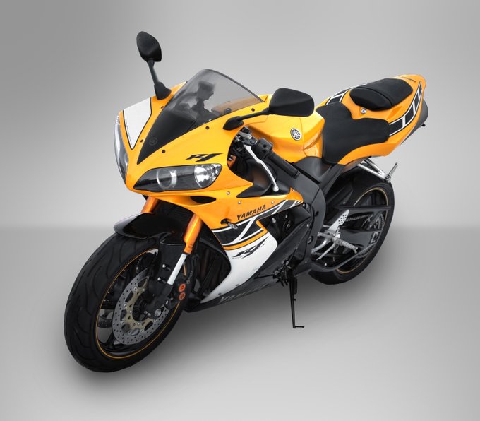83・YAMAHA YZF-R1
ツイスティロードを楽しむ。まさにスーパースポーツというジャンルで登場したR1。どんどんレプリカになっていってしまったけれども、どれも魅力的。50Thアニバーサリーモデルの4型がダウンショートマフラーだったら。アップマフラーにしつこく拘った感。
この辺りのモデルが欲しいw 