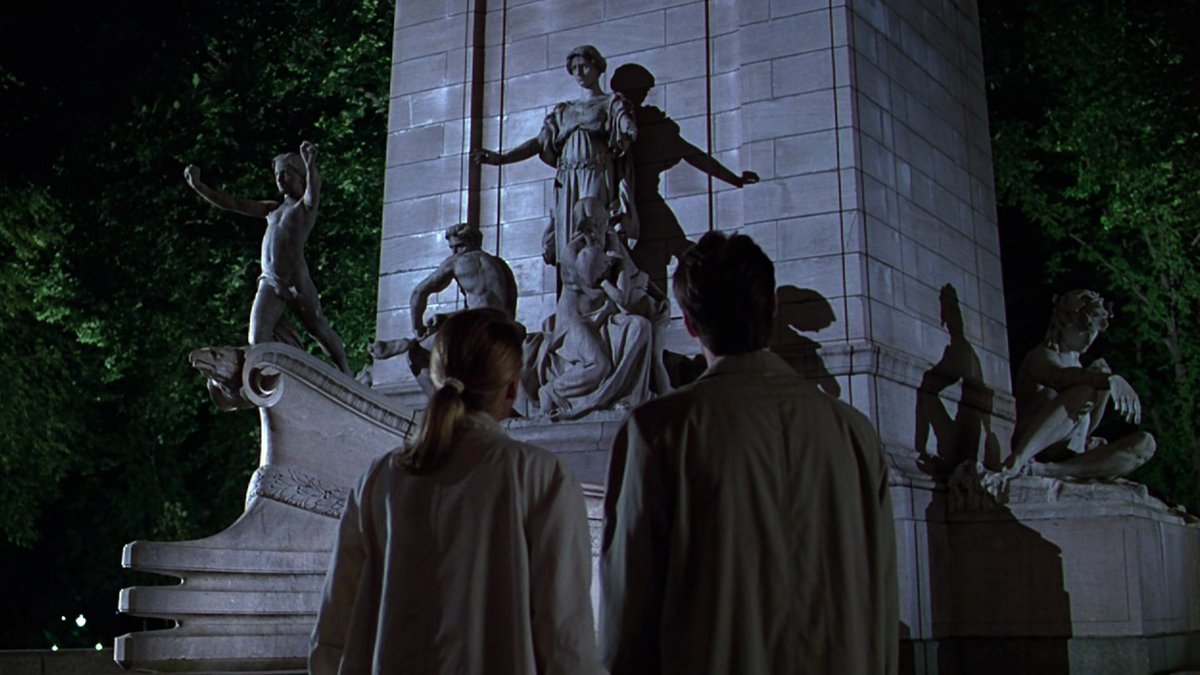 Thiboune's tweet image. Dans #TheLastDaysofDisco, Whit Stillman refuse toute satire tapageuse ou tranchante. 

Lui préfère se faufiler entre les pistes de danse pour mieux épingler ici et là les comportements. Il préfère quelques mots bien agencés aux effusions stériles.

La BO ❤️