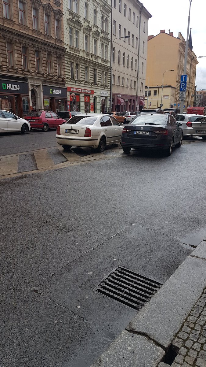 vjkombajn's tweet photo. Parking u městského soudu na Slezské je nekonečná studnice inspirace. #praha2 https://t.co/12zijXbNgq