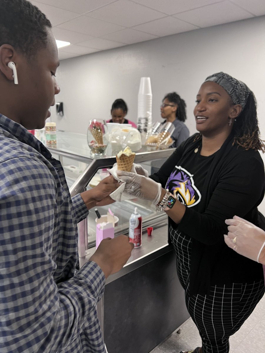TreecaC's tweet image. I LOVE😍 giving back to my alumni mater and undergrad chapter! PQC students were able to fellowship at “Ice Cream with the AKAs” as they prepare for Spring Break! We served ice cream🍦🍨and treats 🍪🍫to over 50 students! 💗💚💜💛#ThetaTheta #PQCtigers #SoaringWithAKA