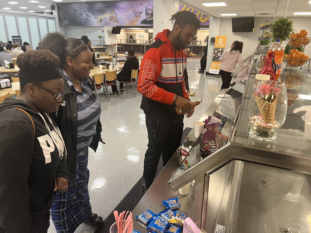 TreecaC's tweet image. I LOVE😍 giving back to my alumni mater and undergrad chapter! PQC students were able to fellowship at “Ice Cream with the AKAs” as they prepare for Spring Break! We served ice cream🍦🍨and treats 🍪🍫to over 50 students! 💗💚💜💛#ThetaTheta #PQCtigers #SoaringWithAKA