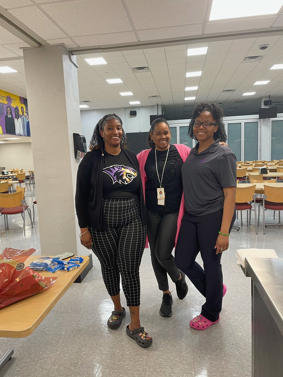 TreecaC's tweet image. I LOVE😍 giving back to my alumni mater and undergrad chapter! PQC students were able to fellowship at “Ice Cream with the AKAs” as they prepare for Spring Break! We served ice cream🍦🍨and treats 🍪🍫to over 50 students! 💗💚💜💛#ThetaTheta #PQCtigers #SoaringWithAKA