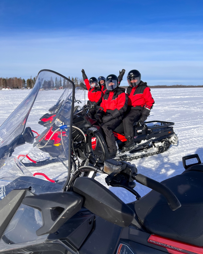 This mornings guests were from #France. Later on during the day guests from #Malaysia will experience our nature and #archipelago, learning a lot about #Lapland. 
.
#snowmobile #adventure #sweden #swedishlapland #heartoflapland #kalix #filipsborg