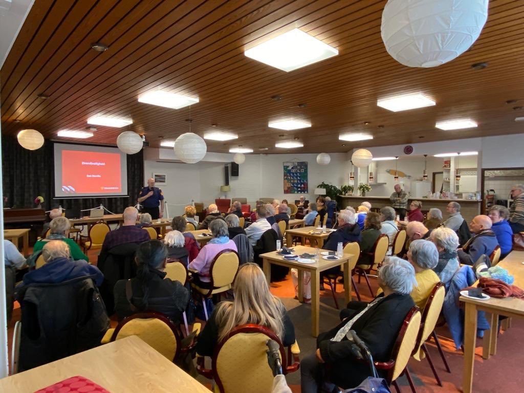 Vandaag broodje preventief en voorlichting #brandveiligheid in het Ravelijn in #Naarden. Grote opkomst en betrokkenheid bij de bewoners…