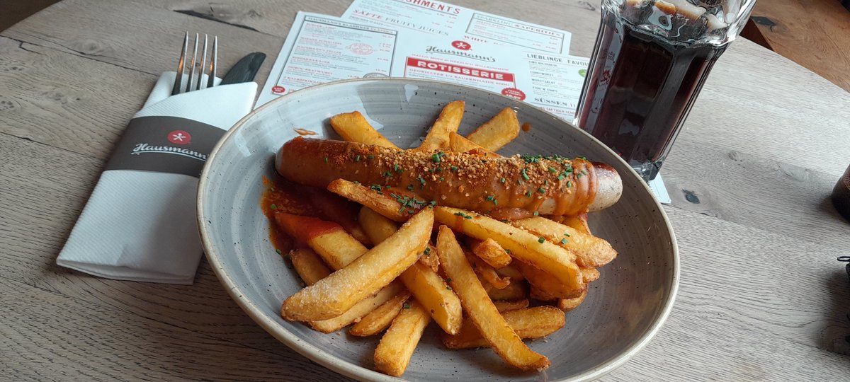 Mann sollte annehmen, dass <a href="/tim_kocht/">Tim Mälzer</a> ne tolle Currywurst kann. Leider nicht. Was für eine Enttäuschung.  Lauwarm und ohne Power.  #hausmanns
