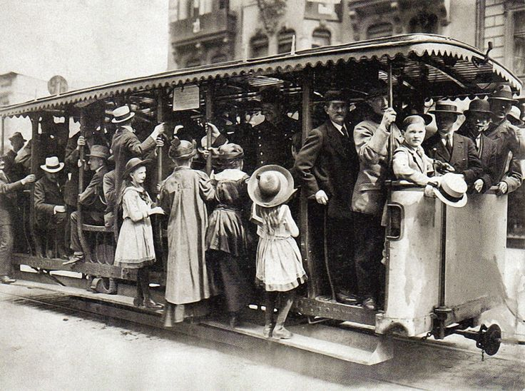 Yosoycorra's tweet photo. Empecemos por el principio. 

Lilly era una chica de familia acomodada en Berlín. Su padre tenía una fábrica de componentes de eléctricos. Lo que le permitió tener una buena educación.

Se graduó y se puso aprender bordado, pero pronto vio que aquello se le quedaba pequeño. https://t.co/D4XoIfhPKk