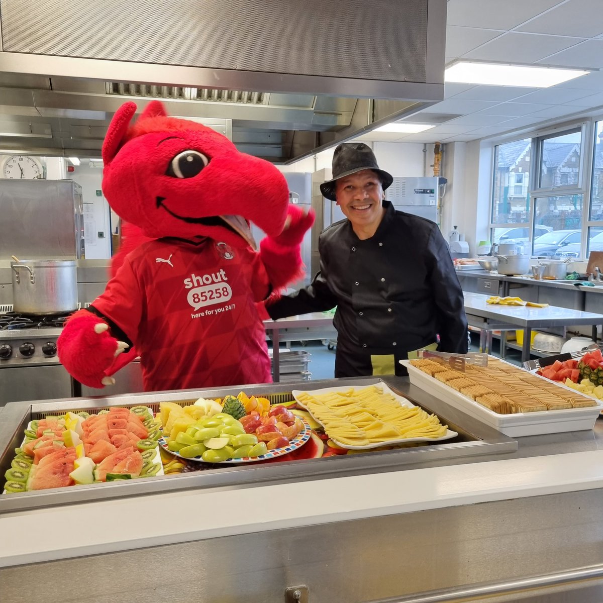 @lotrust mascot #Theo encouraged EYFS and KS1 to #eatthemtodefeatthem #eatmoreveg Thank you @CateringForest - looking forward to parent tasters tomorrow #proud2beGT