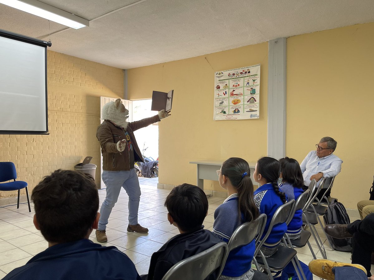 Sigue la promoción de #LecturaPorPlacer en #Tlalnepantla fomentando entre niñas y niños y futuras maestras en la Normal Superior Del Valle de México, con el apoyo del @FCEMexico amuchas gracias a las autoras y cuenta cuentos. Gracias @Taibo2 @RobertoRicoRami #RepublicaDeLectores