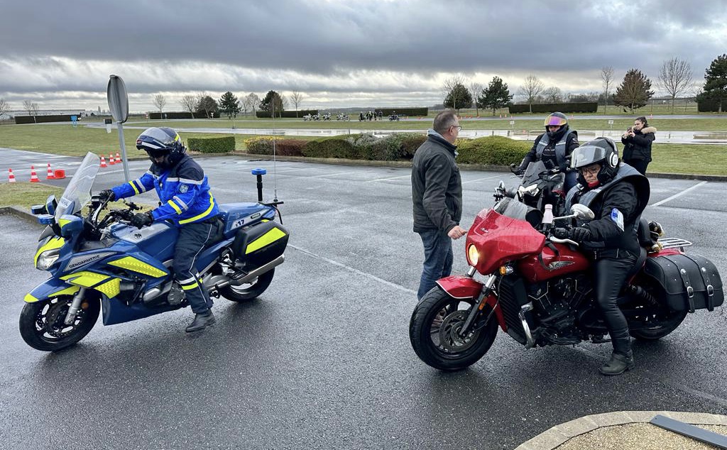 #Partenariat 😎 Des femmes motocyclistes ont participé à une journée de sensibilisation avec les gendarmes de l'Escadron Départemental de Sécurité Routière #EDSR77 au centre @CentaureIDF 🛞
➡️ Remise de gilets airbag @AXAprevention en présence de @flgguillaume #prévention