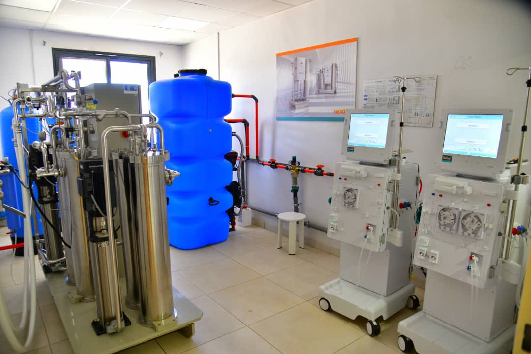 santegouv_sn's tweet image. Centre Hospitalier Amath Dansokho de #Kedougou étrennes son unité d’hémodialyse.D’une capacité de 12 machines, elle va contribuer à la prise en charge des malades qui ralliaient Tambacounda pour se soigner #cov19sn  @OMS_SENEGAL @Macky_Sall